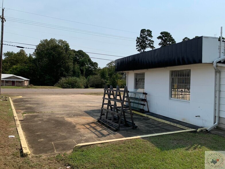 More Photos Of 1201 N Louise St, Queen City Freestanding For Sale