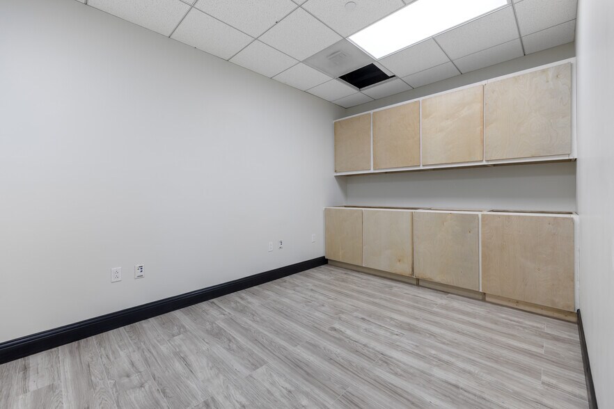 More Photos Of 17 S Briar Hollow Ln, Houston Office Residential For Lease