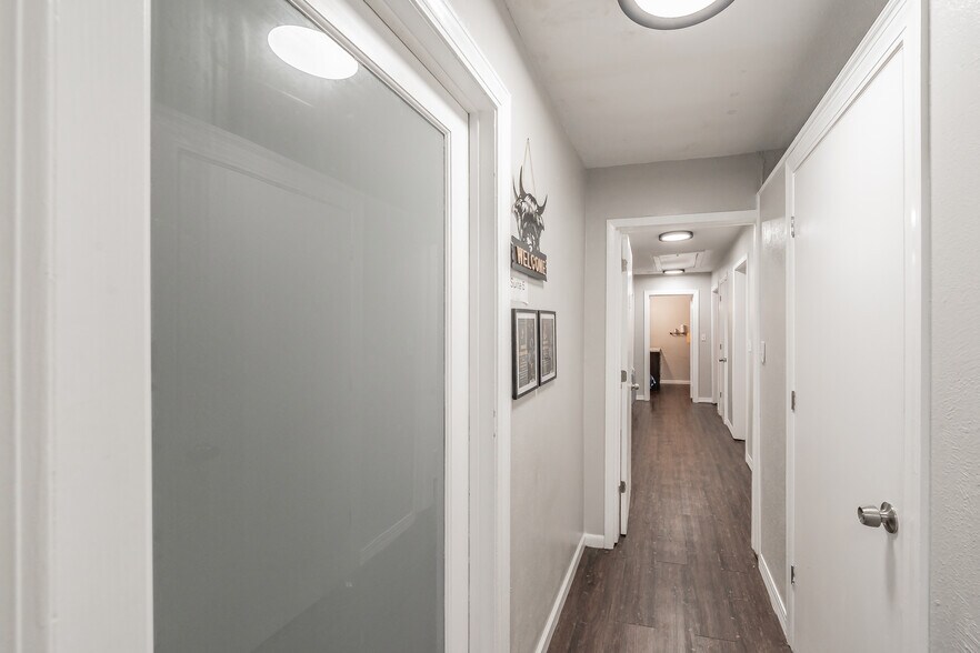 More Photos Of 7235 Glenview Dr, Richland Hills Office For Sale