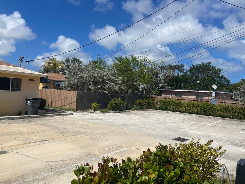 More Photos Of 1948 Buchanan St, Hollywood Apartments For Sale
