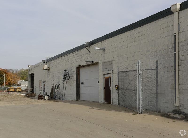 More Photos Of 146-220 W 60th St, Minneapolis Manufacturing For Lease