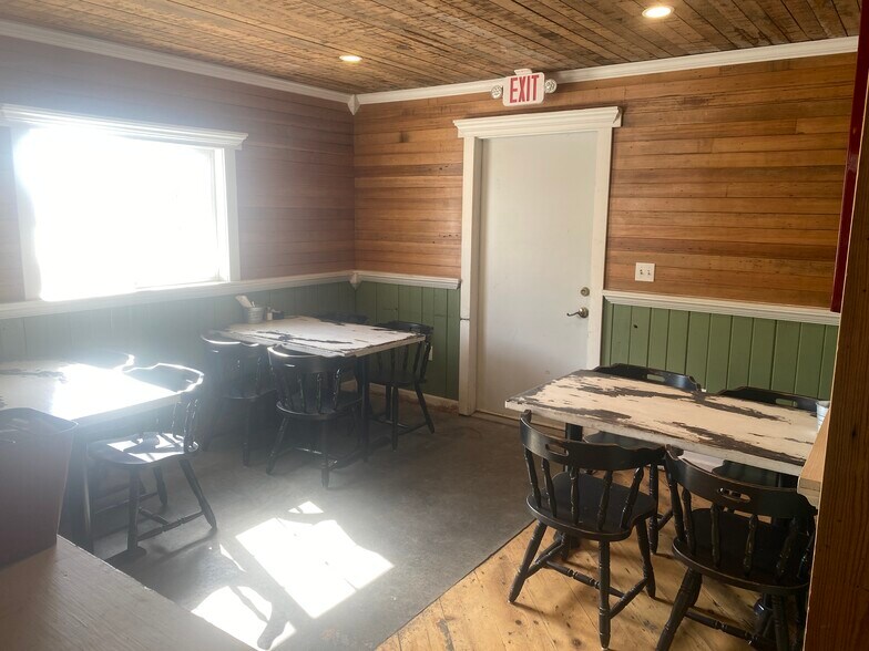 More Photos Of 100 Oregon St, Hiawatha Flex For Sale