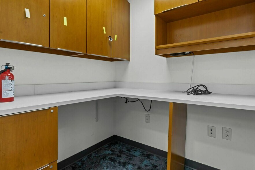 More Photos Of 10412 Allisonville Rd, Fishers Office For Sale