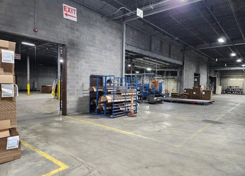 More Photos Of 10901 Carpet St, Charlotte Warehouse For Lease
