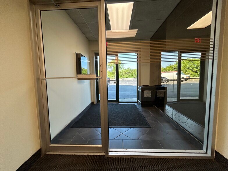 More Photos Of 747 Lake Cook Rd, Deerfield Flex For Lease