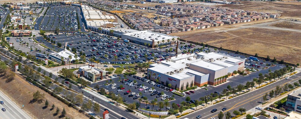 More Photos Of 1145 Renaissance Pky, Rialto Supermarket For Lease