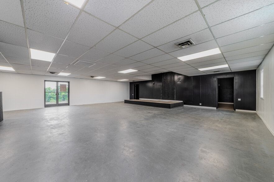 More Photos Of 99 Marion St, Clarksville Freestanding For Lease