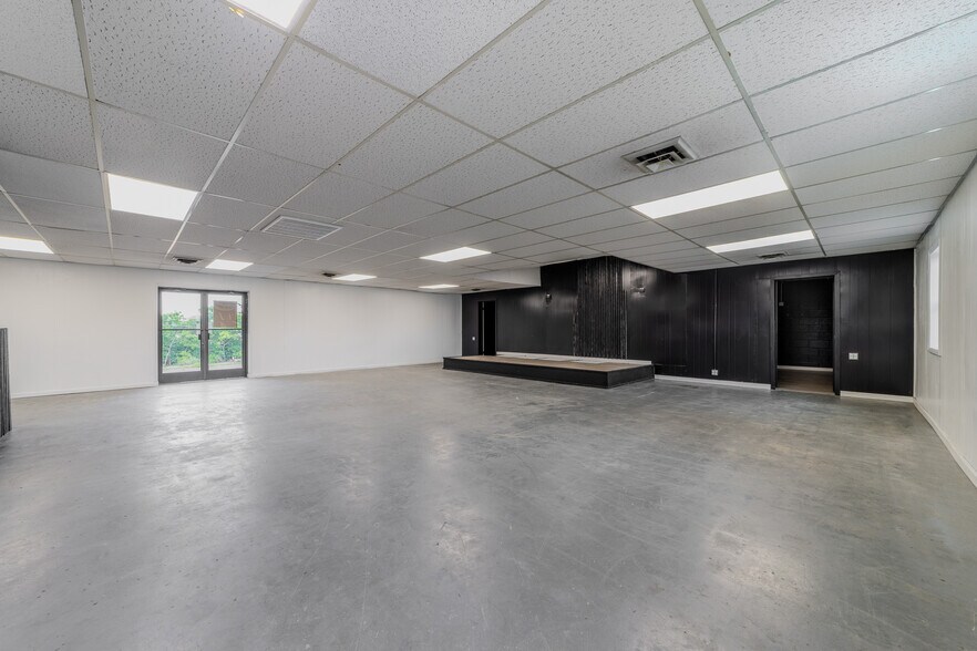 More Photos Of 99 Marion St, Clarksville Freestanding For Lease