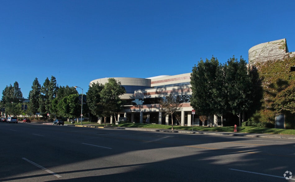 More Photos Of 10605 Balboa Blvd, Granada Hills Medical For Lease