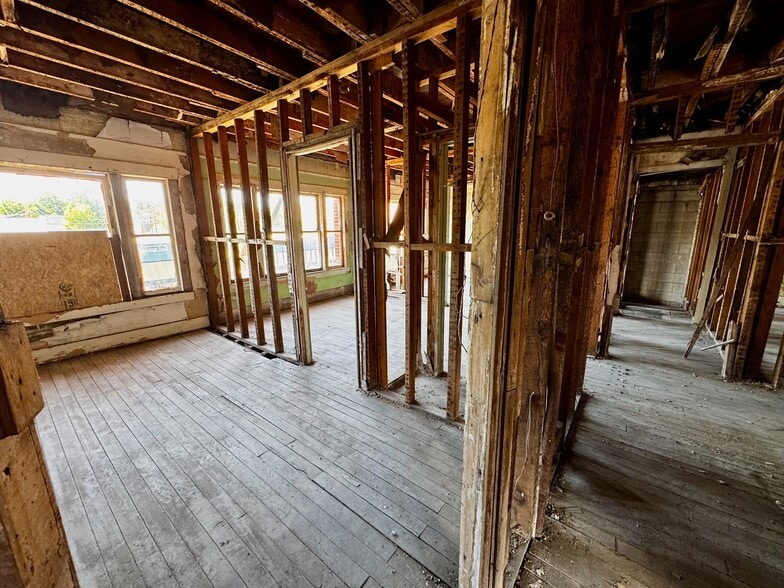 More Photos Of 1028 Main St, Klamath Falls Flex For Sale