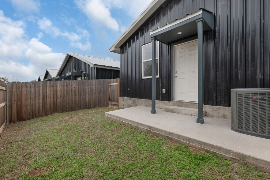 More Photos Of 870-872 Waco St, Kingsland Multifamily For Sale