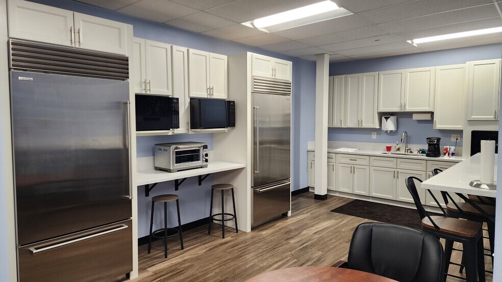 More Photos Of 13851 Danielson St, Poway Warehouse For Lease