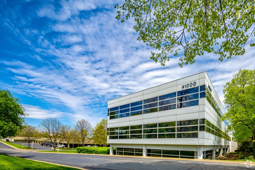 More Photos Of 41000 Woodward Ave, Bloomfield Hills Office For Lease