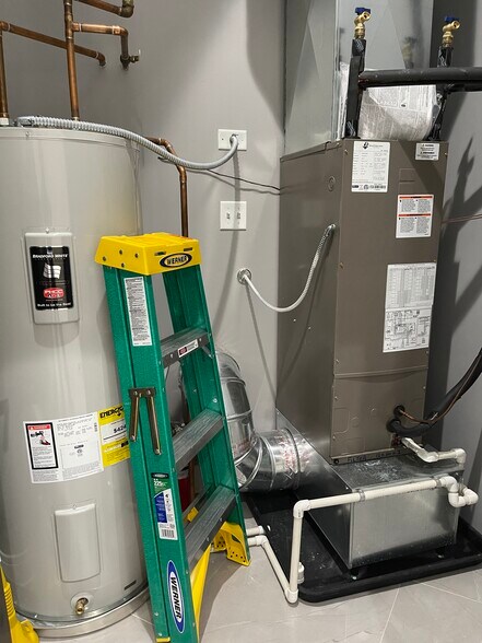 More Photos Of 2220 Ferry Rd, Naperville Showroom For Sale