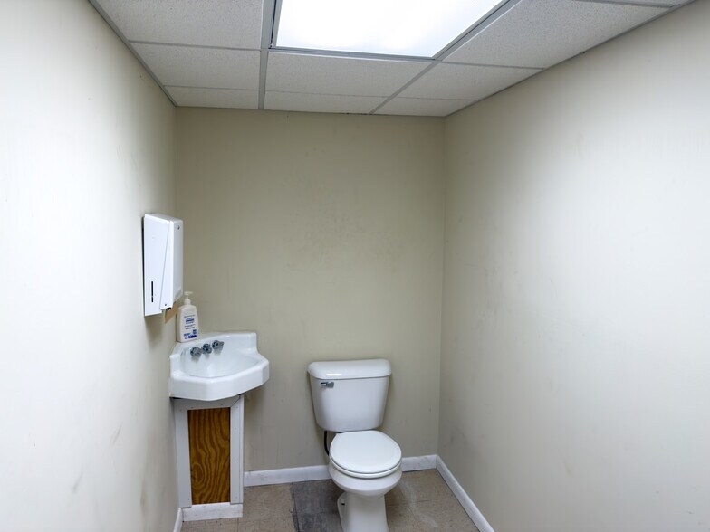 More Photos Of 634 Main St, Forest Park Flex For Sale