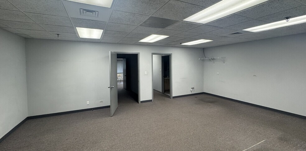 More Photos Of 630-634 Schneider Dr, South Elgin Warehouse For Sale