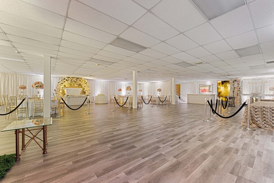 More Photos Of 6265 Van Nuys Blvd, Van Nuys Storefront For Sale