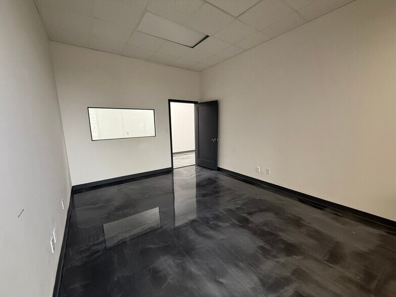 More Photos Of 900 N University Blvd, Jacksonville Office For Lease