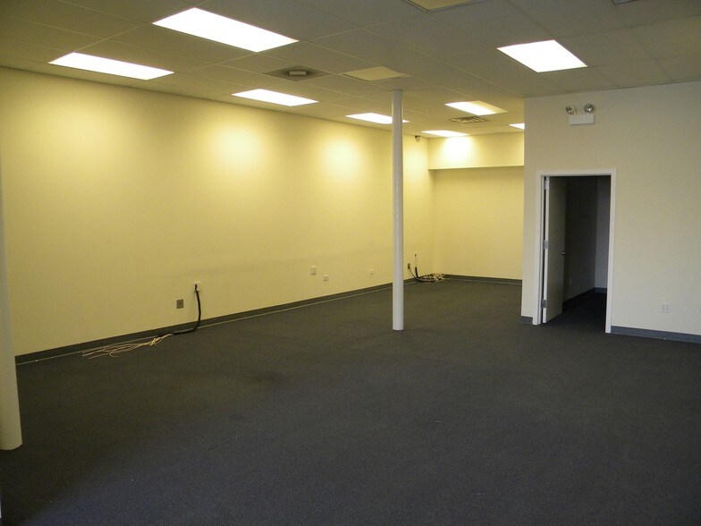 More Photos Of 1940-1952 N Elston Ave, Chicago Freestanding For Lease