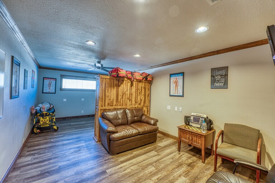 More Photos Of 320 Southland Dr, Burnet Office For Sale