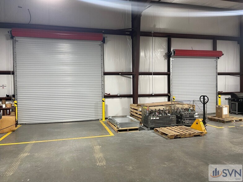 More Photos Of 36 W Chatham Ct, Garden City Showroom For Lease