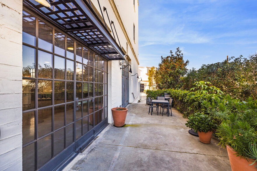 More Photos Of 25 E Mason St, Santa Barbara Research And Development For Lease