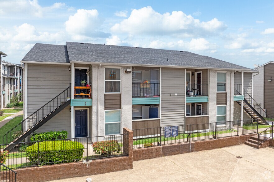 More Photos Of 8600 S Course Dr, Houston Apartments For Sale