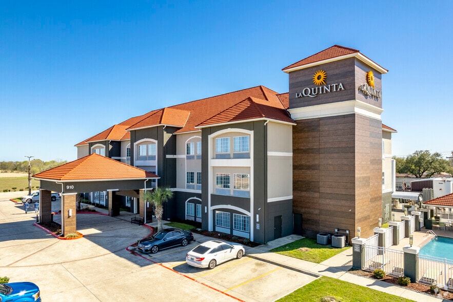 More Photos Of 910 State Highway 35 N, Port Lavaca Hotel For Sale