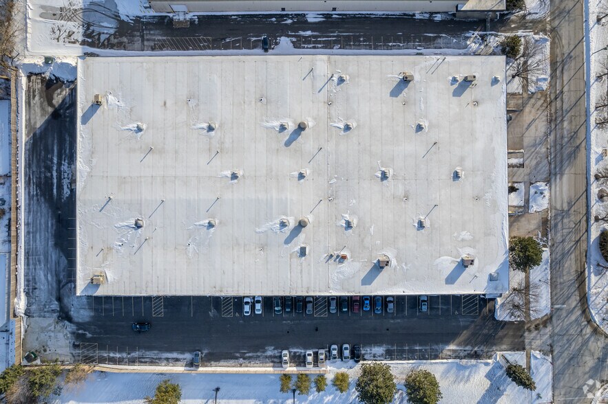 More Photos Of 815-835 Blackhawk Dr, Westmont Warehouse For Lease