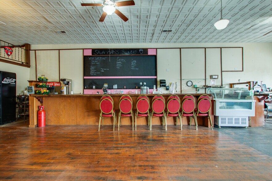 More Photos Of 108 W Walnut St, Smithville Restaurant For Sale