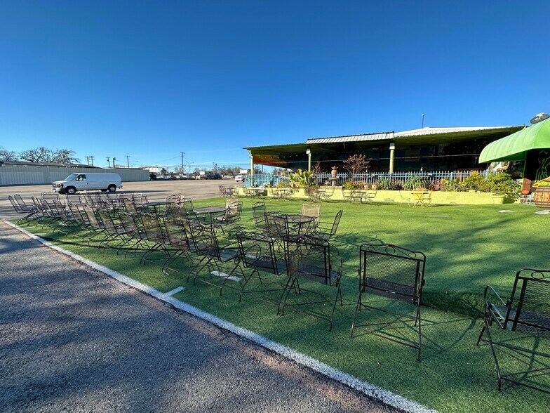 More Photos Of 3900 Davis St W, Dallas Flex For Sale