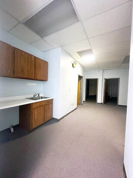 More Photos Of 92 Weston St, Hartford Light Distribution For Lease