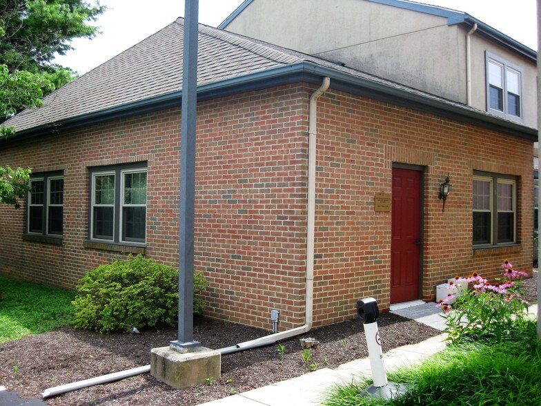 Primary Photo Of 11-31 Turner Ln, West Chester Medical For Lease