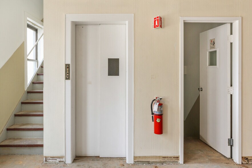 More Photos Of 17 Market St, Poughkeepsie Office For Sale