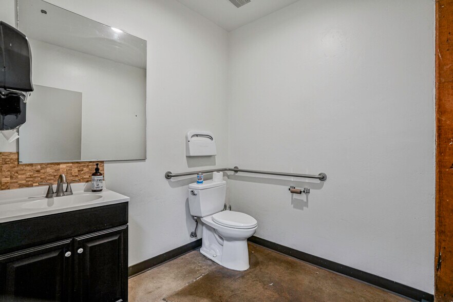 More Photos Of 335 15th St, San Diego Loft Creative Space For Lease