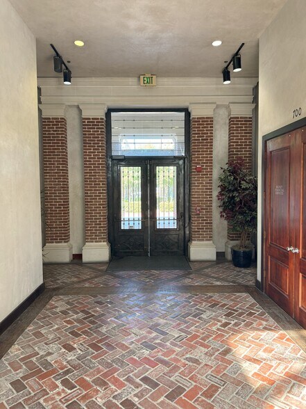 More Photos Of 611 S Main St, Grapevine Office For Lease