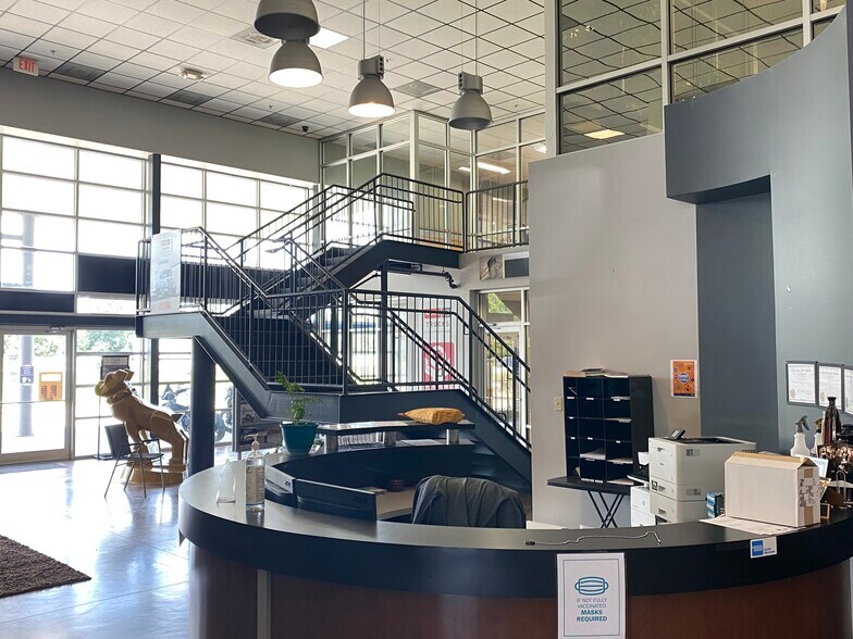 More Photos Of 1101 Doyle Melancon Ext, Breaux Bridge Showroom For Sale