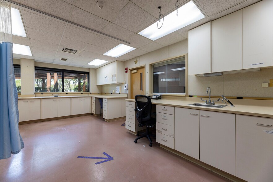 More Photos Of 360 Kingstown Rd, Narragansett Medical For Sale