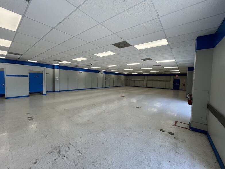 More Photos Of 1210 10th St E, Palmetto Freestanding For Lease