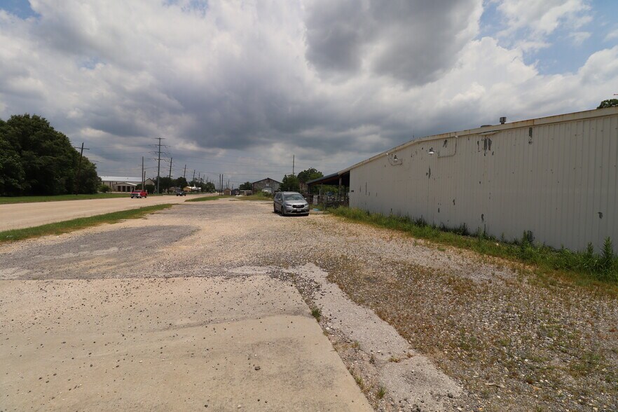 More Photos Of 3999 S 11th St, Beaumont Light Manufacturing For Sale