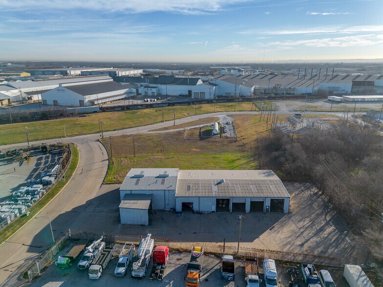 More Photos Of 2570 Berner St, Fort Worth Service For Lease