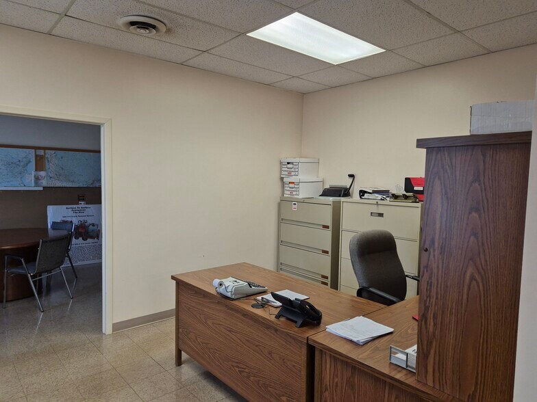 More Photos Of 280 Centre St, Petrolia Manufacturing For Lease