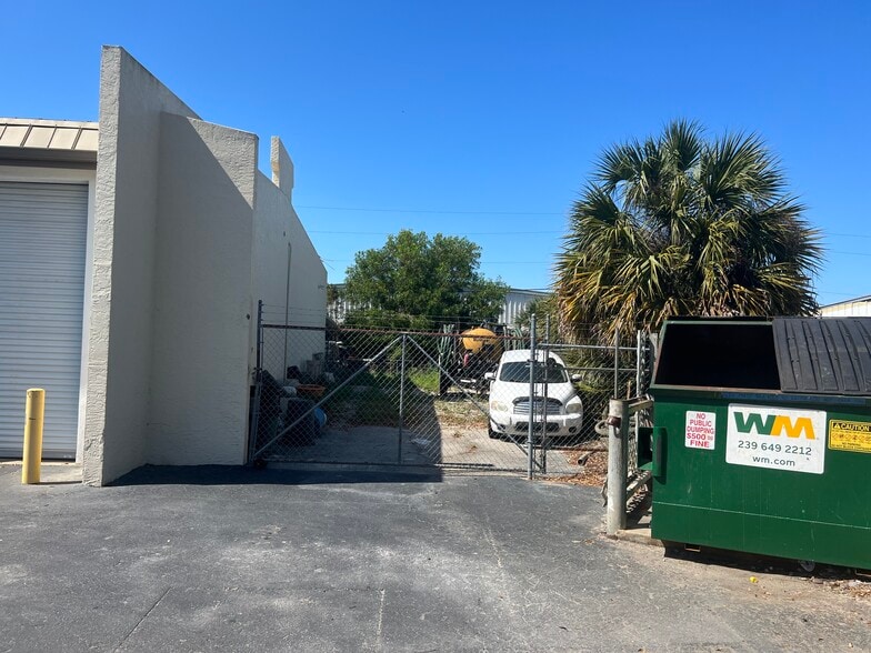 More Photos Of 5701 Houchin St, Naples Light Manufacturing For Lease