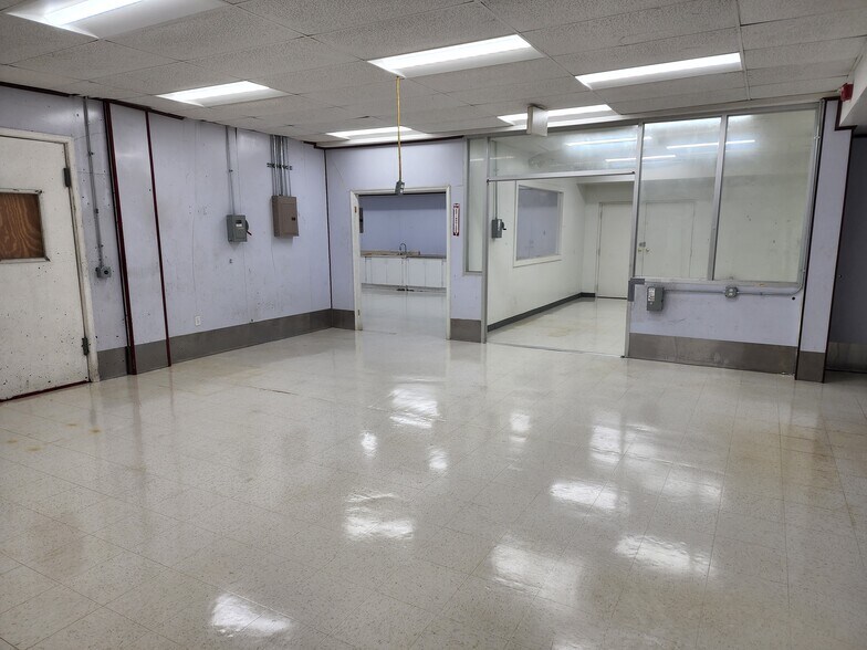 More Photos Of 10739-10741 Tucker St, Beltsville Warehouse For Lease