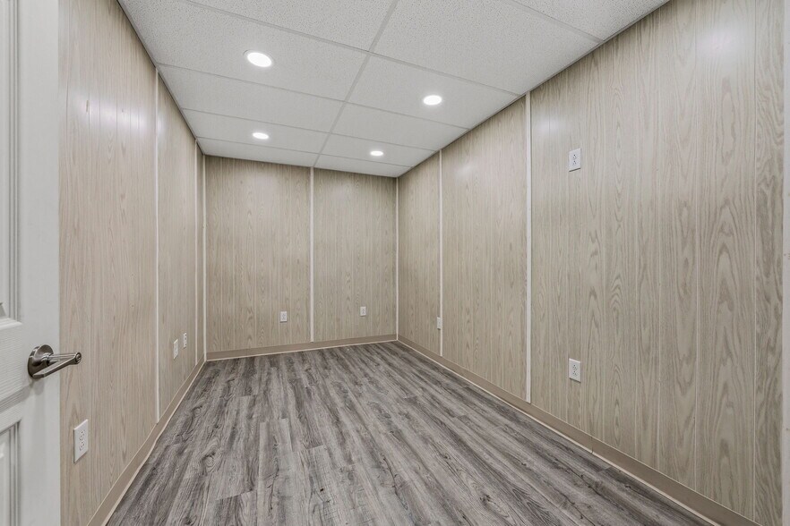 More Photos Of 505 Industrial Dr, Glasgow Flex For Sale