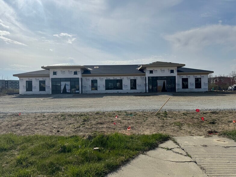 More Photos Of 6054 Gateway Dr, Whitestown Medical For Lease