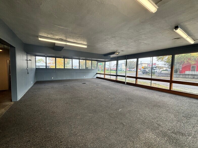 More Photos Of 1515 13th St SE, Salem Flex For Sale