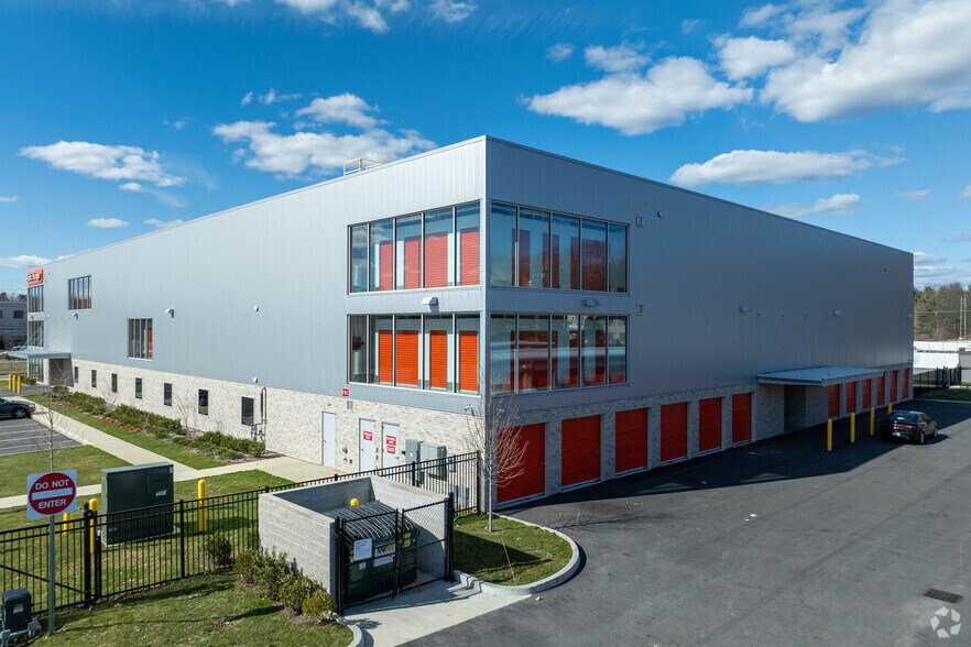 More Photos Of 71 Bishop St, Framingham Self Storage For Lease