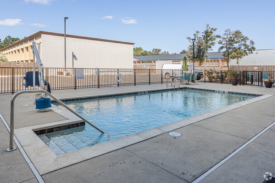 More Photos Of 3650 Airport Blvd, Mobile Hotel For Sale