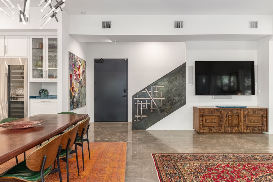 More Photos Of 4798 Iberia Ave, Dallas Office For Sale